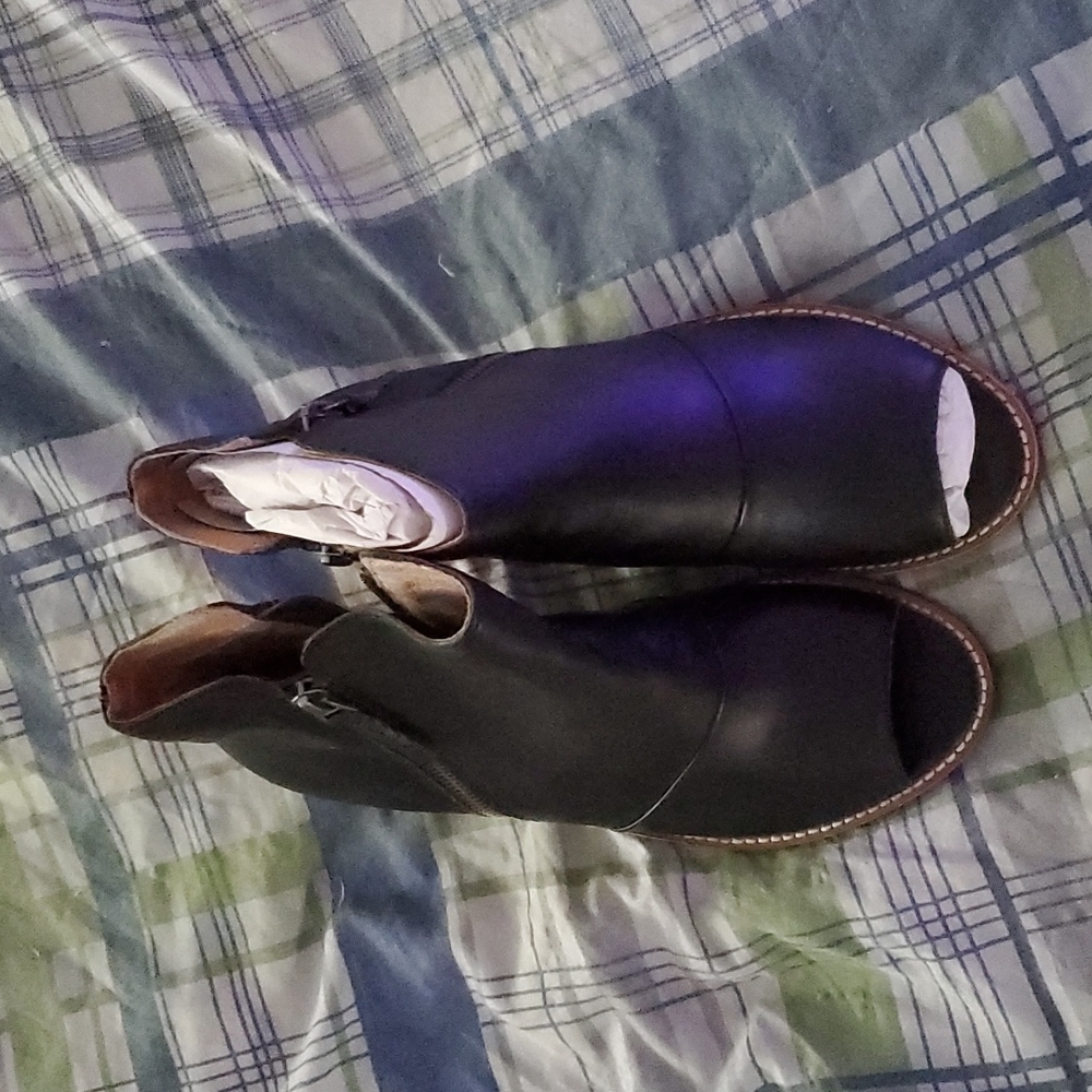 Signature Boots - Picture 2 of 3